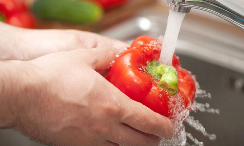 Rửa rau quả để loại bỏ thuốc trừ sâu
