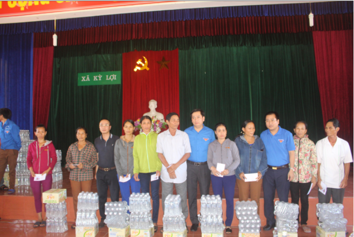 Trung ương đoàn phối hợp Tân Hiệp Phát trao hơn 350 triệu đồng dân vùng bão Hà Tĩnh