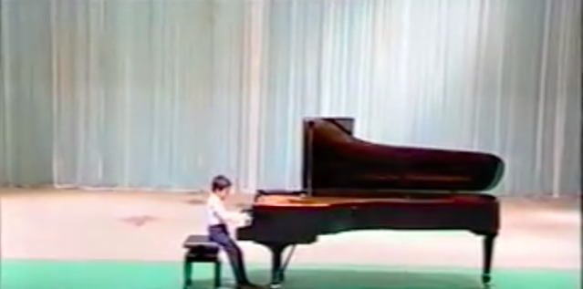 Tiếng đàn piano của Nuron Mukumi, 8 tuổi