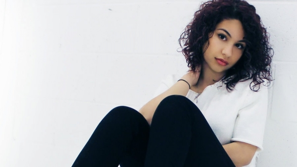 Tiếng hát Alessia Cara – Scars To Your Beautiful