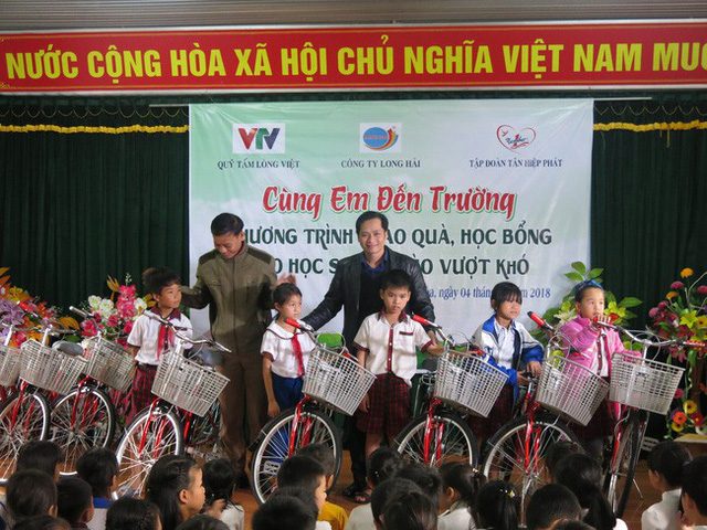 Những món quà ý nghĩa đến tay học sinh nghèo Quảng Trị