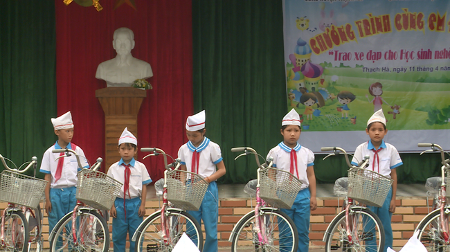 Trao tặng xe đạp cho học sinh nghèo Hà Tĩnh