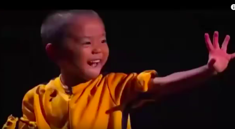 Cậu bé 5 tuổi múa côn như Lý Tiểu Long