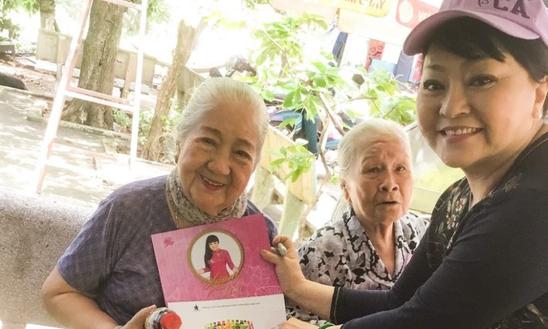 Nghệ sĩ Hương Lan thăm và tặng quà cho các nghệ sĩ viện dưỡng lão