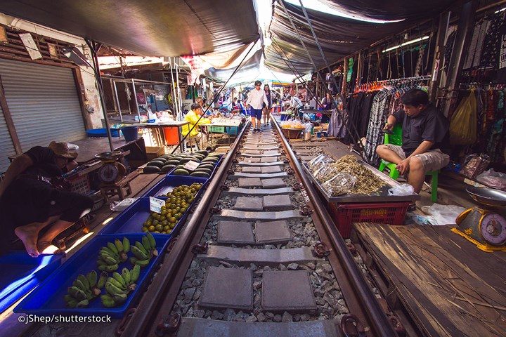 Cận cảnh khu chợ ngay cạnh đường sắt nguy hiểm nhất thế giới