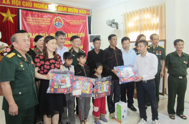 Trao tặng 150 suất quà và 3 suất học bổng đến người dân vùng lũ tỉnh Yên Bái