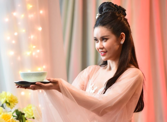Ngắm nhan sắc làm ‘khuynh đảo’ màn hình nhạc Việt của Trương Quỳnh Anh trong MV cổ trang mới