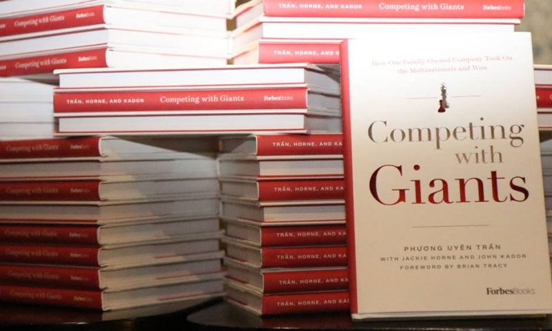 Sách ‘Competing with Giants’ lên kệ Amazon ngay sau lễ ra mắt