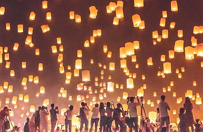 Trời đêm Chiang Mai huyền ảo trong lễ hội đèn trời Yee Peng