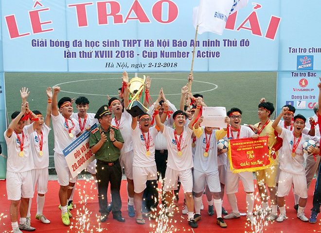 Toàn cảnh lễ trao giải trận chung kết giải bóng đá học sinh THPT Hà Nội 2018, Cúp NUMBER 1 ACTIVE