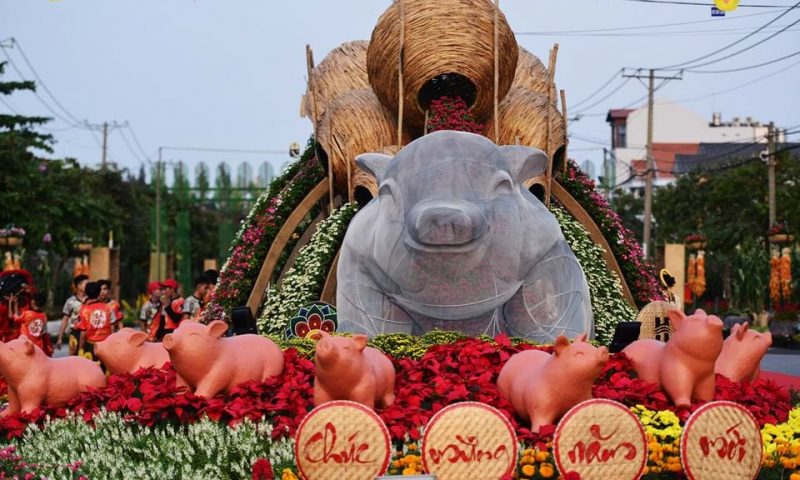 Cận cảnh đường hoa Tết đầu tiên mở cửa tham quan ở Sài Gòn