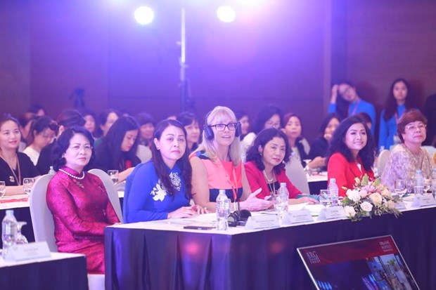 Trần Uyên Phương truyền cảm hứng ở talkshow về nữ doanh nhân
