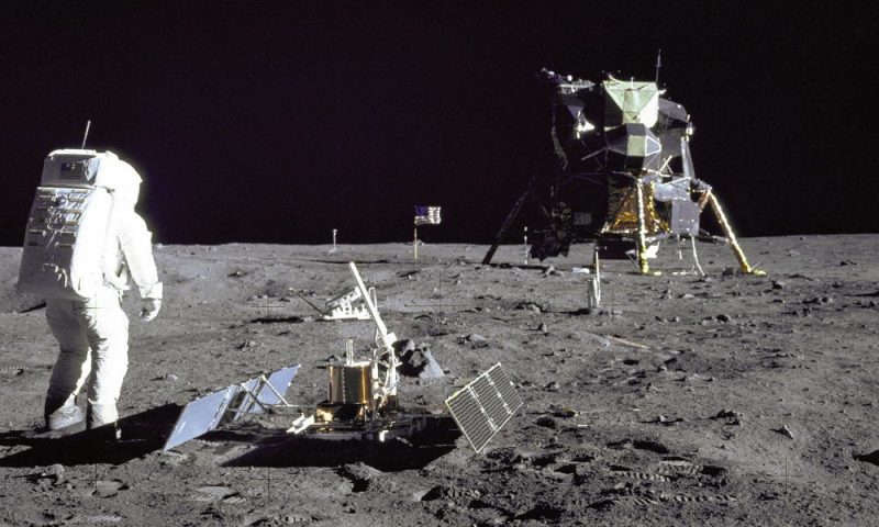 Cuộc đổ bộ đầu tiên lên Mặt Trăng 50 năm trước và những bức ảnh huyền thoại