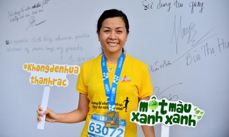 Doanh nhân Trần Uyên Phương cùng gần 6.000 vận động viên truyền thông điệp ‘không để nhựa thành rác’ trên đường đua Long Biên