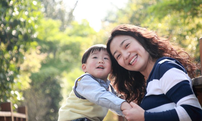 Nép mình nhường bước chồng