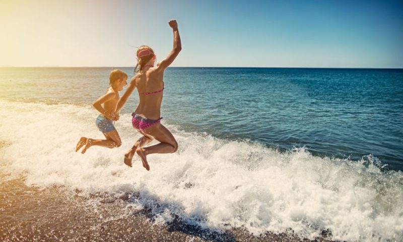 Nhảy sóng giữa đêm và những kiểu đón năm mới trên thế giới