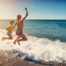 Nhảy sóng giữa đêm và những kiểu đón năm mới trên thế giới