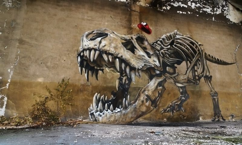 Những bức tường ẩn chứa ‘quái vật’ kinh dị trên đường phố Pháp