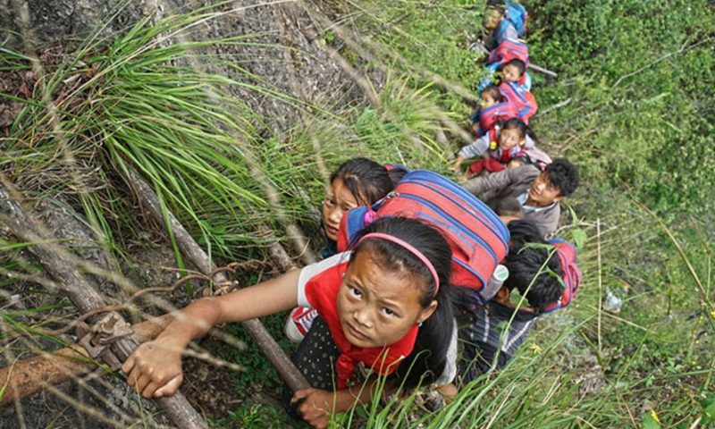 Nín thở trẻ leo vách núi trên con đường đến trường đáng sợ bậc nhất thế giới