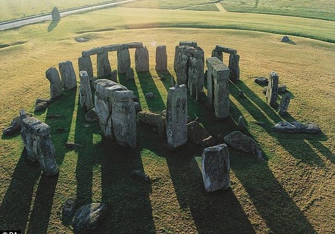 Bãi đá cổ Stonehenge thực sự là của người ngoài hành tinh?