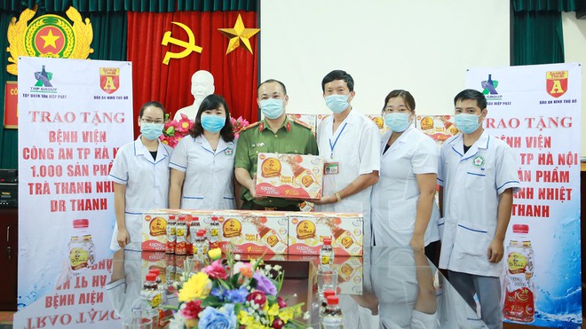 Trao tặng các y, bác sĩ Bệnh viện Công an TP Hà Nội 1.000 sản phẩm nước uống của Tập đoàn Tân Hiệp Phát
