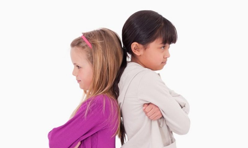 7 cách giúp cha mẹ dạy trẻ vượt qua sự ghen tỵ