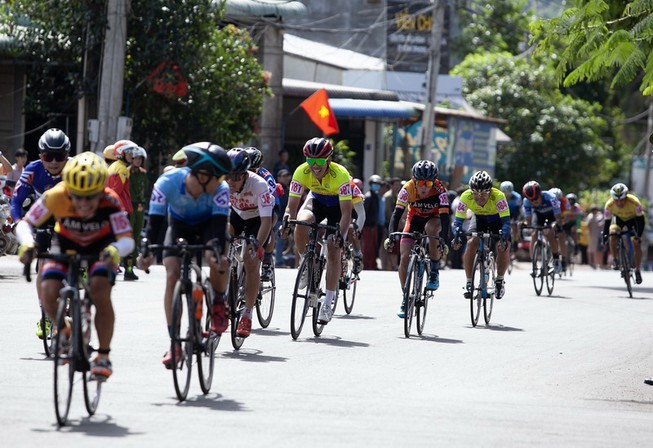 Trà Xanh Không Độ đồng hành cùng giải đua xe đạp