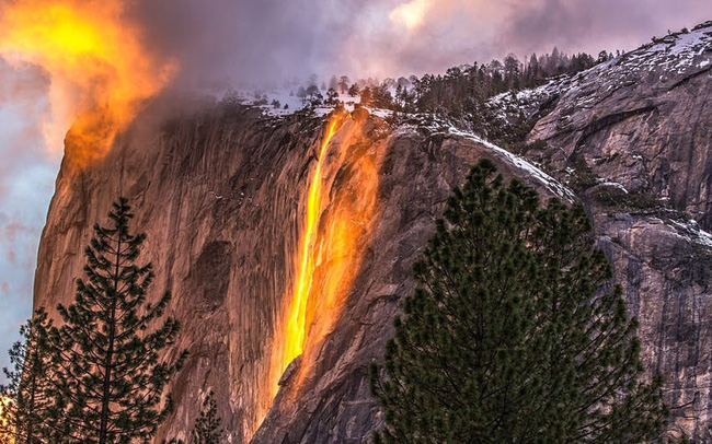 Chiêm ngưỡng “thác lửa” độc đáo duy nhất trong năm ở Mỹ